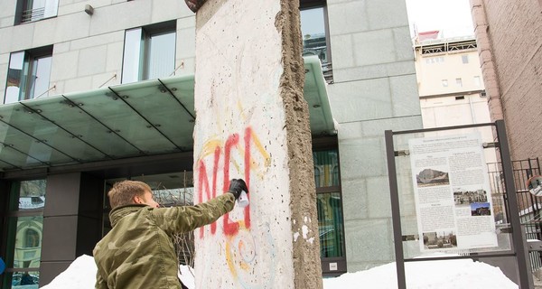 Гончаренко разрисовал Берлинскую стену, протестуя против посла Германии 