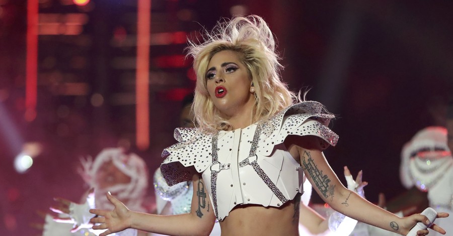 Леди Гага заступилась за свое неидеальное тело: 