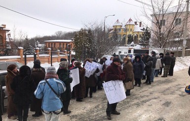 Жители Печерска протестуют против незаконной стройки на захваченной земле