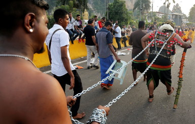 В Малайзии начался фестиваль, во время которого верующие жестоко истязают свои тела