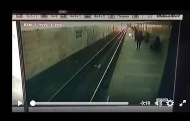 В метро Харькова женщина прыгнула под поезд и чудом выжила