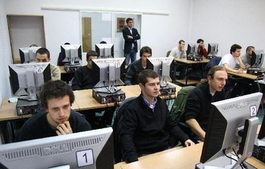 Служба занятости: пять миллионов украинцев работают заграницей