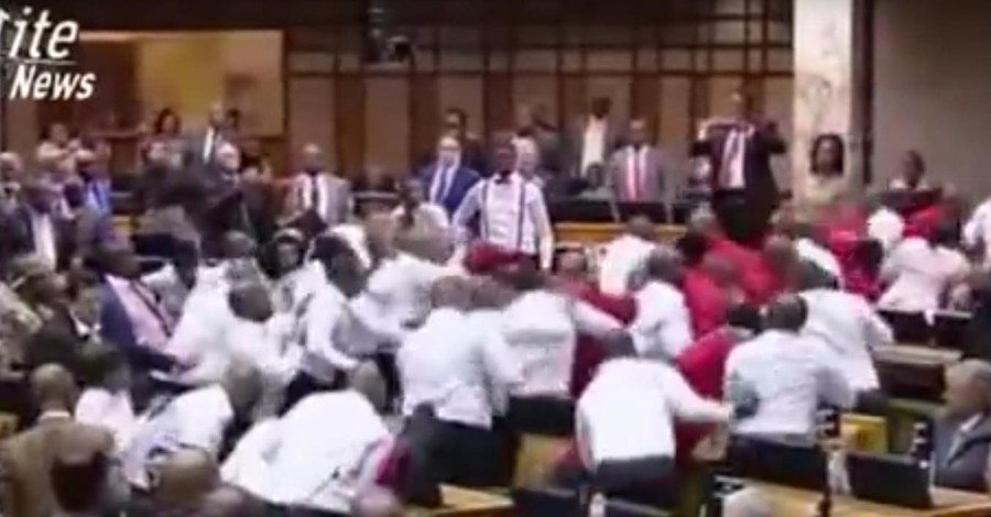 В парламенте ЮАР приставы вышвырнули из зала группу депутатов
