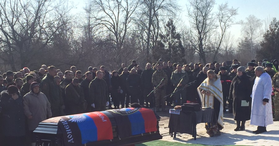 Как хоронили Гиви в Донецке: гроб на пушке и могила рядом с Моторолой