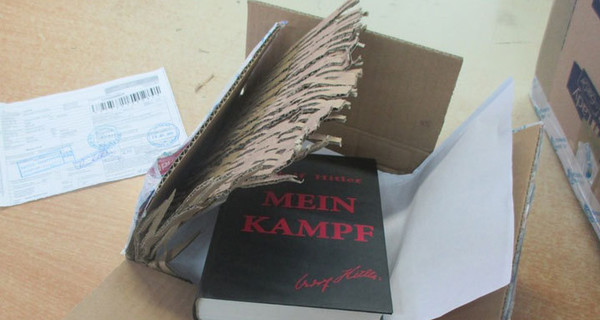 У минчанки отобрали книгу Гитлера, которую прислали из Украины