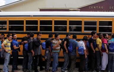 СМИ сообщили о депортации более сотни нелегалов из США