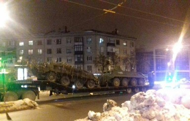 В Харькове столкнулись маршрутка и грузовик с БТР-ми  