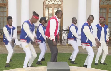 Звездой сети стал танцующий президент Кении  