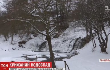 В Тернопольской области замерз самый большой водопад Украины