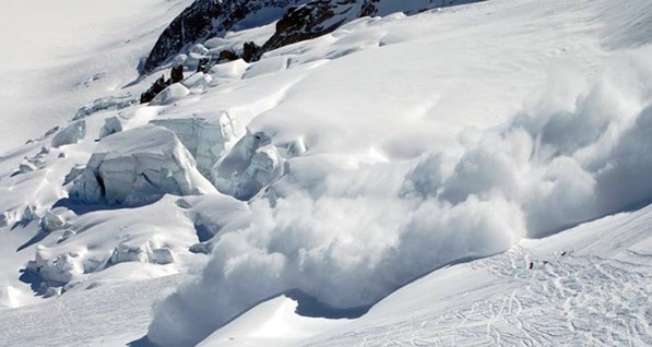 Во французских Альпах снежная лавина накрыла горнолыжников