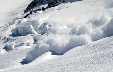 Во французских Альпах снежная лавина накрыла горнолыжников