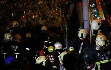 В Тайване автобус упал в пропасть, погибли около 30 человек
