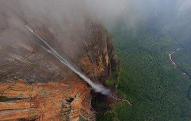 Самый высокий водопад мира показали с высоты птичьего полета