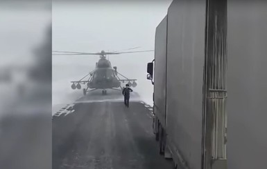 В Казахстане вертолет сел посреди трассы, чтоб уточнить дорогу