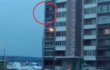 В России мужчина выпал с седьмого этажа и остался жив