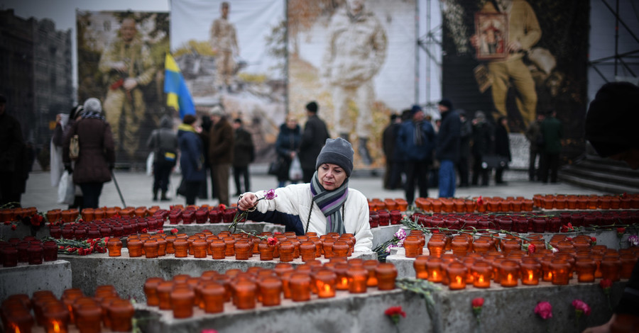 На Майдане собираются люди с гвоздиками и свечами