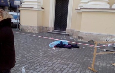 Во Львове прохожую убило упавшей с церкви глыбой льда