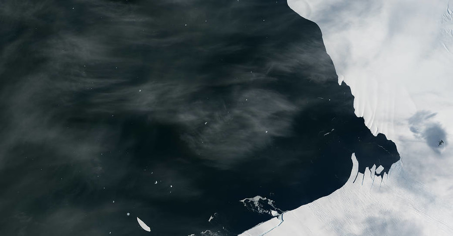 В NASA показали, как айсберг размером с остров откалывается от Антарктиды