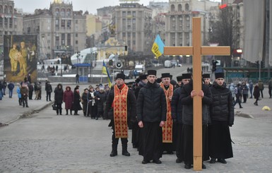 Крестный ход на аллее Небесной сотни в Киеве: фото