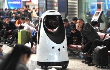 В Китае на работу выпустили первого робокопа