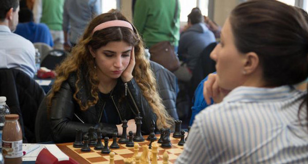 Чемпионку мира по шахматам исключили из сборной Ирана за отказ надеть хиджаб