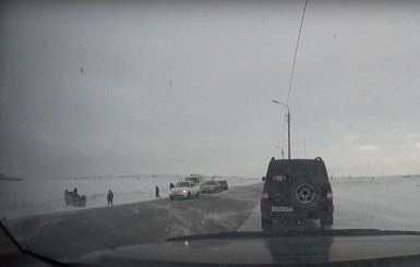 В суровой Челябинской области ветер сдул машины