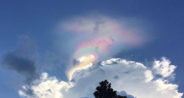 В небе над Сингапуром заметили необычное разноцветное пятно
