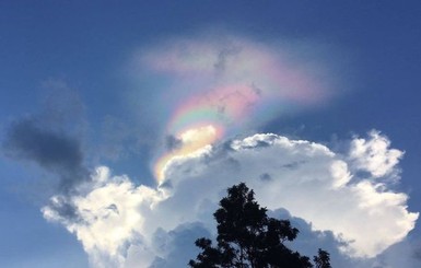 В небе над Сингапуром заметили необычное разноцветное пятно
