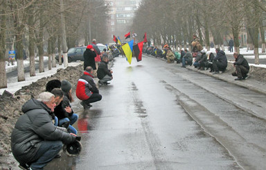 Жители Краматорска попрощались с бойцом АТО на коленях