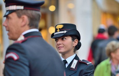В Риме уличный торговец покусал полицейского  