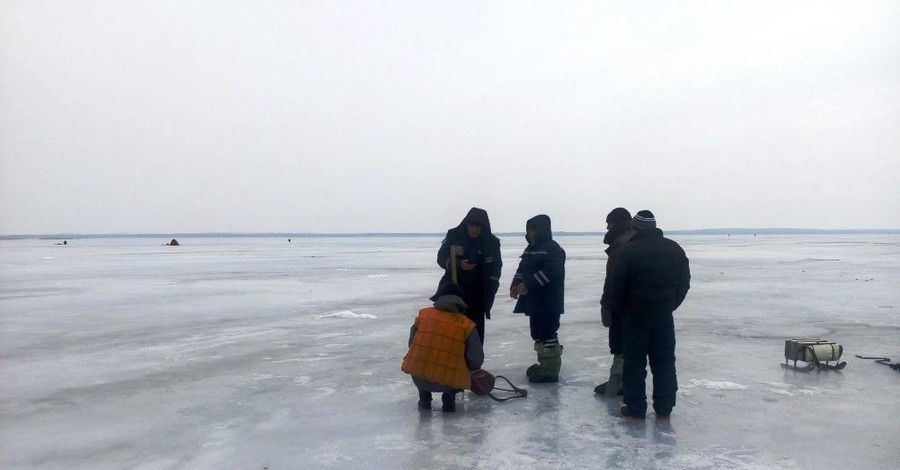 В Кировоградской области пятеро рыбаков провалились под лед