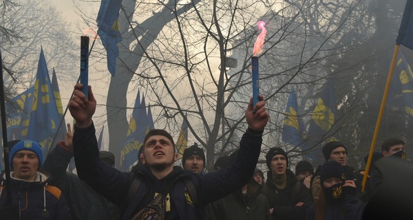 Под Радой националисты бросали в правоохранителей дымовые шашки