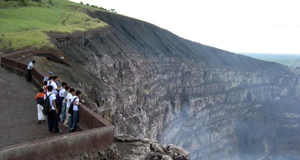 Ученый и гид выжили после падения в жерло вулкана