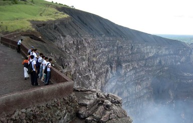Ученый и гид выжили после падения в жерло вулкана