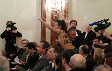 Полуголая активистка Femen рассмешила Марин Ле Пен