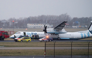 В Амстердаме пассажирский самолет совершил посадку на одном шасси