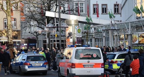 В Германии машина врезалась в толпу людей, есть пострадавшие