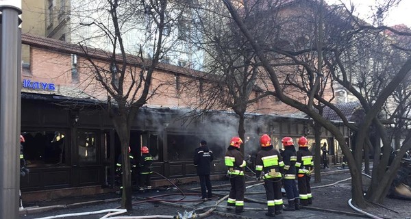 В центре Львова перекрыли движение из-за пожара в ресторане