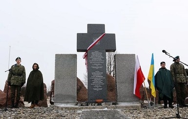 На Львовщине восстановили разрушенный памятник убитым полякам