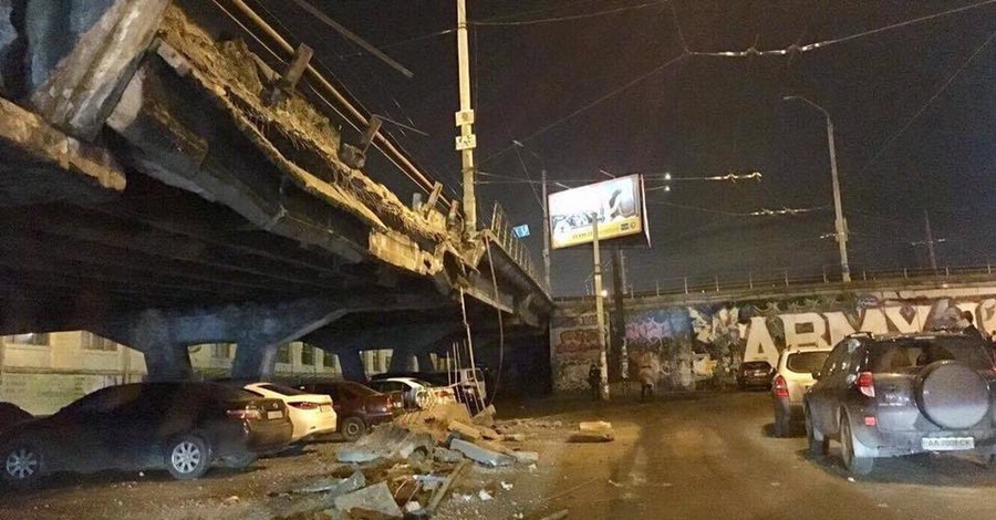 В Киеве обрушилась часть автомобильного моста 