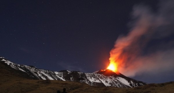 На Сицилии вулкан Этна снова 