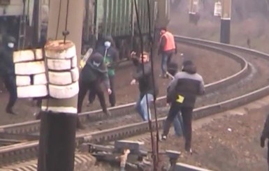 Опубликовано видео штурма участников торговой блокады в Донбассе