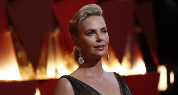 Оскар-2017: в Иране закрасили декольте Шарлиз Терон при трансляции 