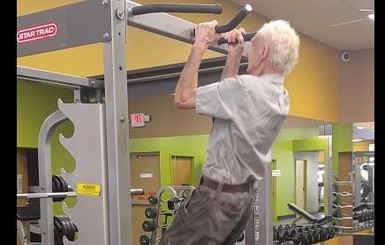 В США пожилой мужчина отметил 90-летие 24 подтягиваниями 