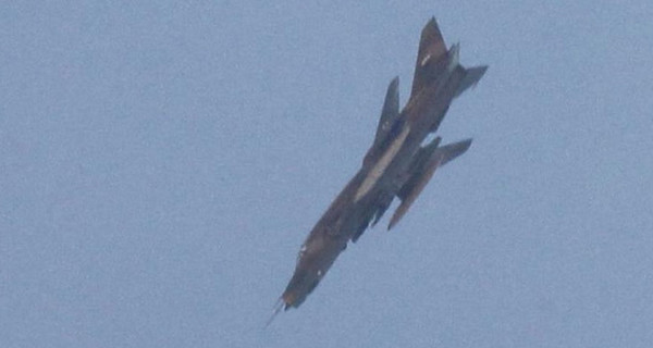 На границе с Турцией упал сирийский военный самолет