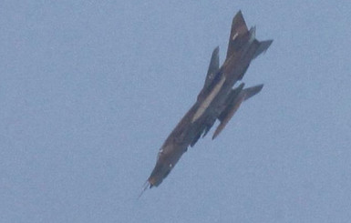 На границе с Турцией упал сирийский военный самолет