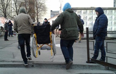 Суд над Насировым, день третий: активисты привезли для подсудимого инвалидную коляску