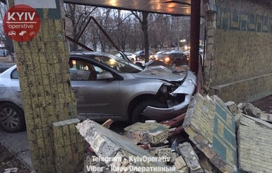 В Киеве легковушка на скорости врезалась в остановку