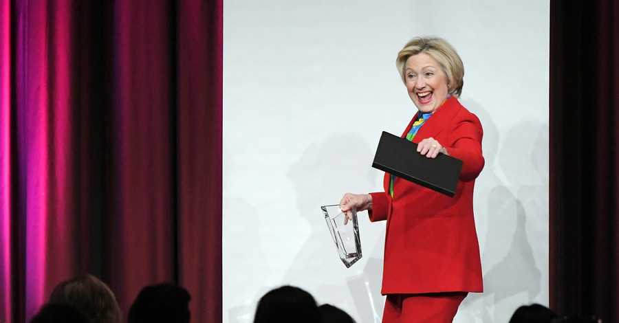 Хиллари Клинтон символично оделась по случаю Женского дня