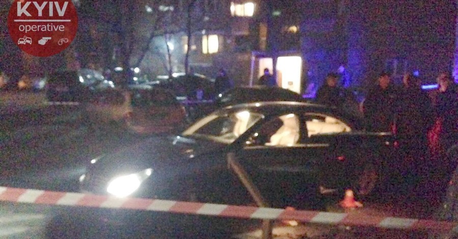 В центре Киева расстреляли Mercedes с ребенком в салоне
